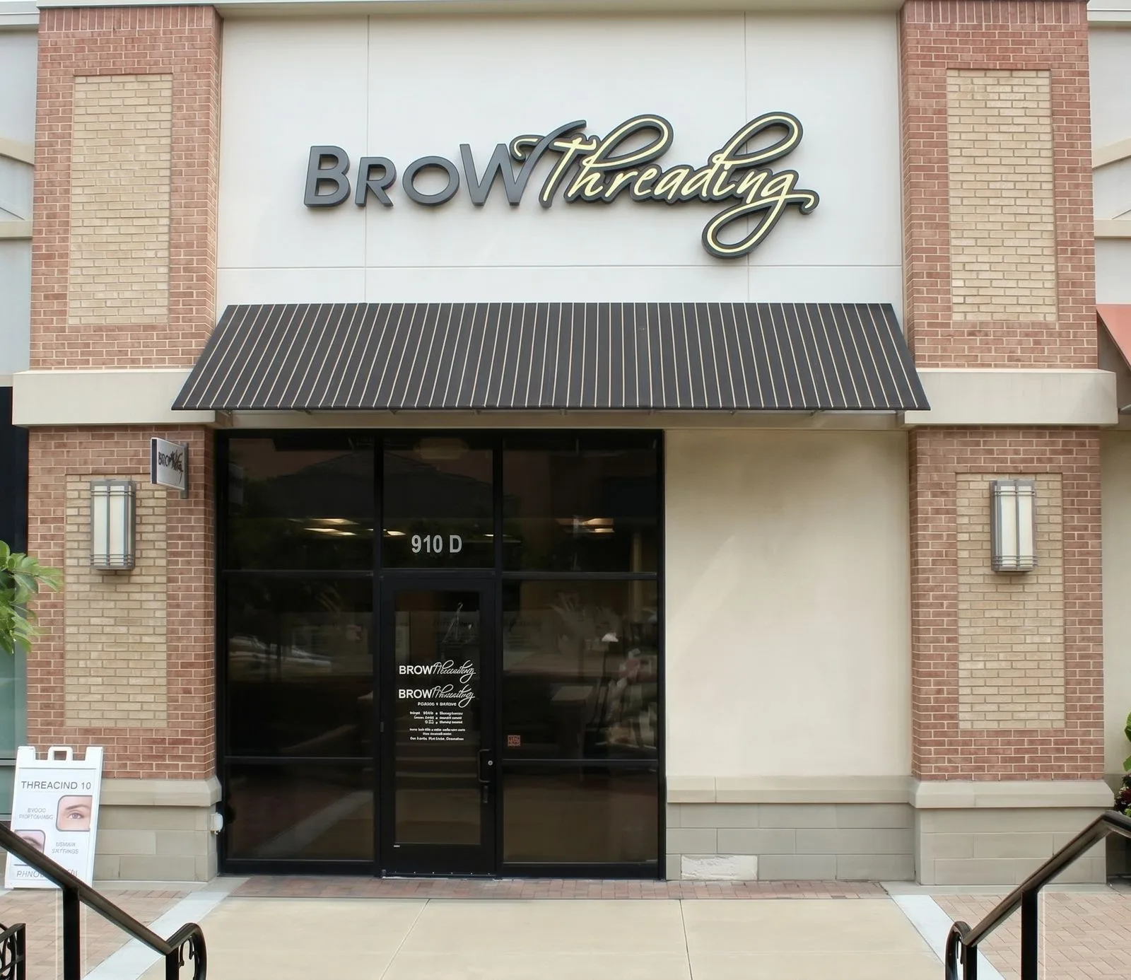 Brow Threading storefront at Summit Fair in Lee's Summit
